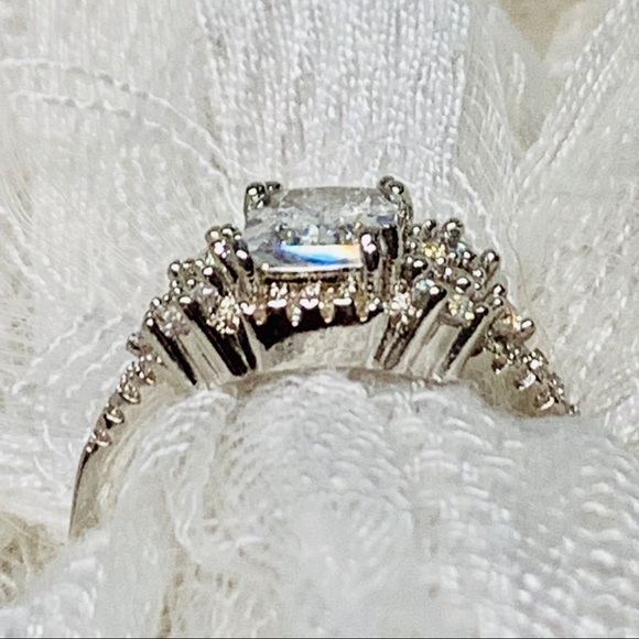 🌟RAVE REVIEWS-RESTOCK🌟| 2 CT White Sapphire Ring - Picture 3 of 8
